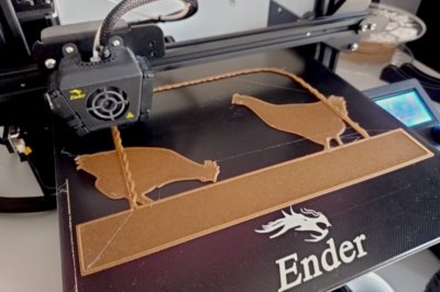 Werbematerialien auf Ender 3D-Drucker in Entstehung