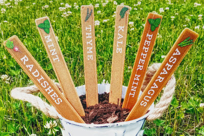 Mehrere Schilder für Pflanzentöpfe aus 3D-gedruckten Biomaterialien