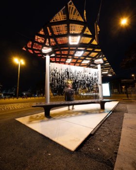 3D-gedruckte Haltestelle nachts