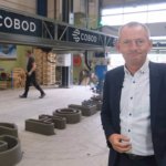 COBOD 3D-Drucker druckt das HOLCIM Logo