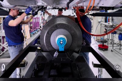 Mitarbeiter unter dem Auto