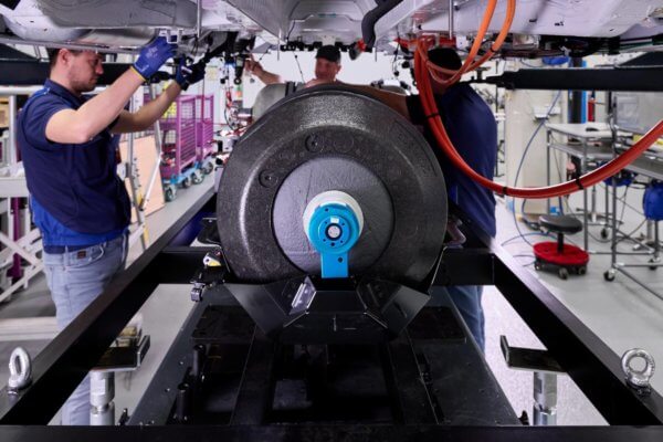 Mitarbeiter unter dem Auto