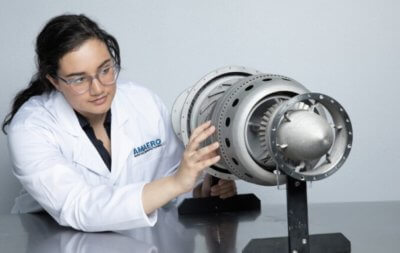 Frau mit Metallteil aus dem 3D-Drucker Frau mit Metallteil aus dem 3D-Drucker