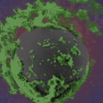 Dunkle Kugel mit grünen Flecken