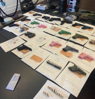 beschlagnahmte 3D-Druck-Waffen in mehreren Farben