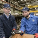 Mitarbeiter mit 3D-gedruckten Teilen