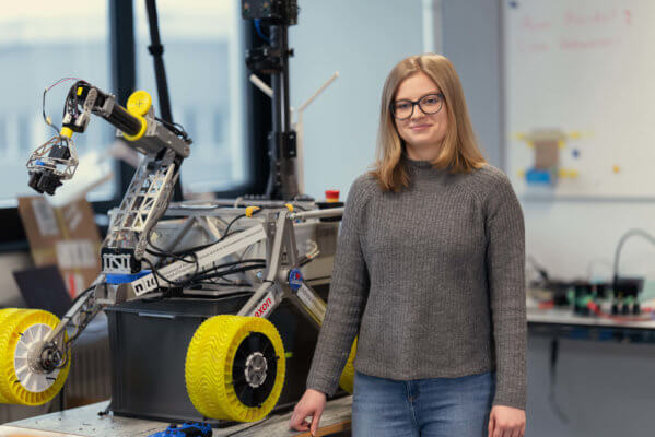 Nadine Richard mit Mars-Rover
