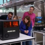 xcube mit Verantwortlichen, die ihn freudig betrachten