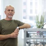 3D-Drucker mit einem älteren Herrn