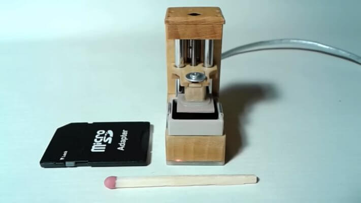 Winziger SLA-3D-Drucker im Vergleich zu Micro-SD und Streichholz
