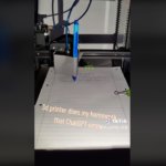 Maker erweitert 3D-Drucker um KI-ChatBot ChatGPT und lässt ihn seine Hausaufgaben schreiben