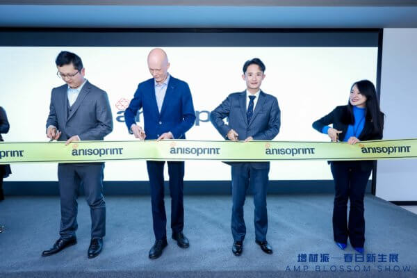 Verantwortliche schneiden Band bei der Eröffnung durch