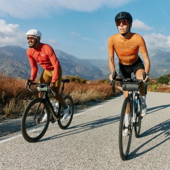 Fahrer und Fahrerin mit je einem Helm