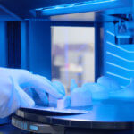 Modell wird aus 3D-Drucker entnommen