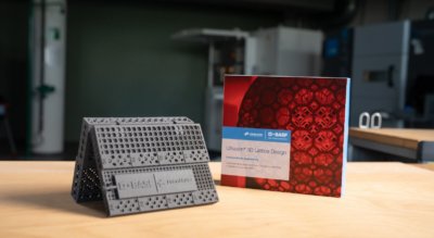 3D-gedrucktes Testpad und Software in roter Verpackung