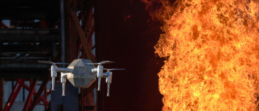 Drohne neben Feuer