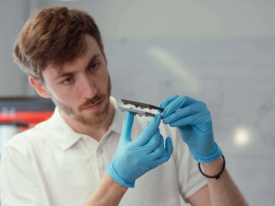 Häusermann mit 3D-gedruckten Teilen