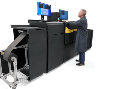 3D-Druck mit CBAM 25 von Impossible Objects Mann an CBAM 25 3D-Druck-System