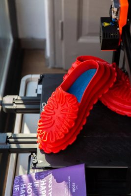ein rotes Schuhpaar auf dem 3D-Drucker