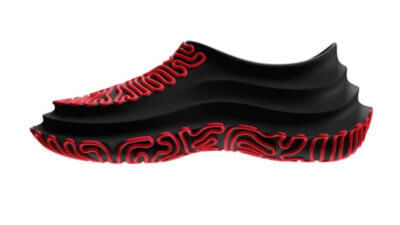 Schwarzer 16kW-Sneaker mit rotem Muster