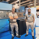 Messestand mit Mitarbeitern