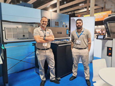 Messestand mit Mitarbeitern Messestand mit Mitarbeitern