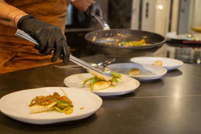 Zuchtfischprodukte auf vier Tellern serviert Zuchtfischprodukte auf vier Tellern serviert