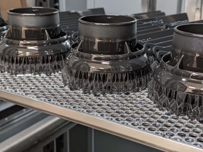 3D-gedruckte Prototypen von Lüftungsschlitzen für Kraftfahrzeuge mit Somos WaterShed Black Harz auf Neo450 3D-Druckern von Stratasys 3D-gedruckte Prototypen von Lüftungsschlitzen für Kraftfahrzeuge mit Somos WaterShed Black Harz auf Neo450 3D-Druckern von Stratasys