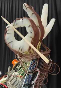 3D-gedruckte Roboterhand hält Stäbchen 3D-gedruckte Roboterhand hält Stäbchen