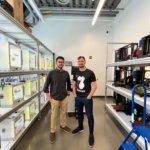 3D-Drucker und Anand mit Kollegen im Makerspace