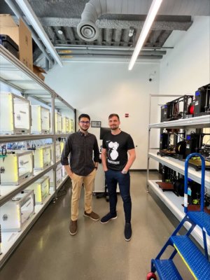 3D-Drucker und Anand mit Kollegen im Makerspace