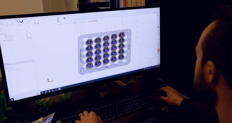 Mann arbeitet an PC mit Oqton 3DXpert-Software