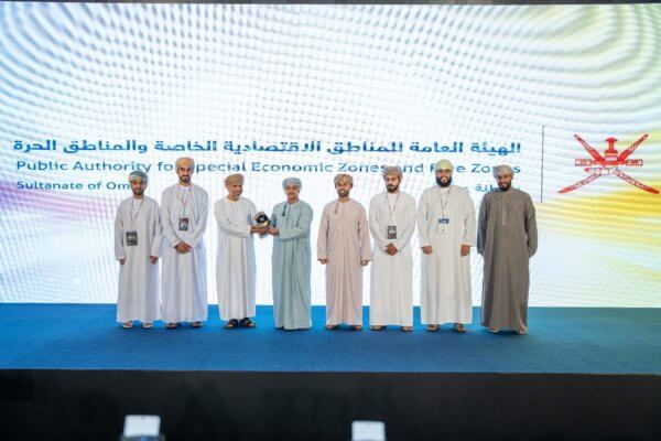 Verantwortliche bei der Auszeichnung auf der Bühne mit Award