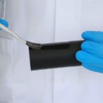 Mitarbeiter bestreicht 3D-gedrucktes Objekt