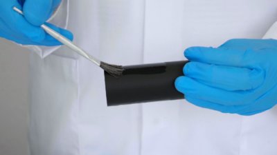 Mitarbeiter bestreicht 3D-gedrucktes Objekt Mitarbeiter bestreicht 3D-gedrucktes Objekt