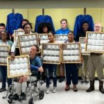 Schüler mit Jahrbuch