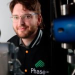 Mann hinter Maschine