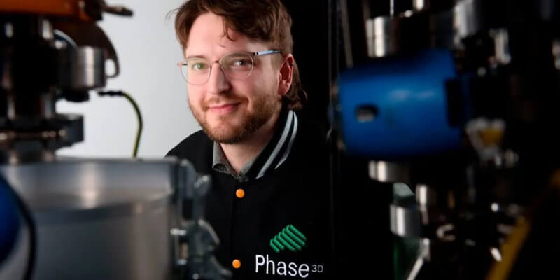 Mann hinter Maschine