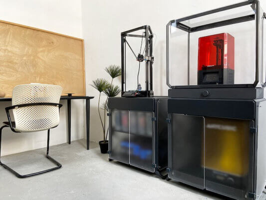 PrintStation neben Schreibtisch