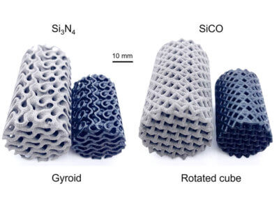 Die 3D-gedruckten Gyroid- und gedrehten Würfelstrukturen vor und nach ihrer Umwandlung in verschiedene Keramiken