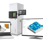 3D-Drucker von Xact Metal, zwei Monitore mit Software von Oqton