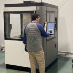 Mitarbeiter an SLA 750 3D-Drucker