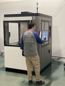 Mitarbeiter an SLA 750 3D-Drucker Mitarbeiter an SLA 750 3D-Drucker