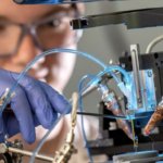 Teammitglied S. Strebel nimmt letzte Einstellungen am 3D-Drucker vor