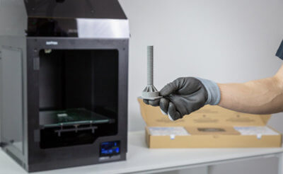 Zortrax M300 Dual und 3D-gedruckte Stahlschraube Zortrax M300 Dual und 3D-gedruckte Stahlschraube
