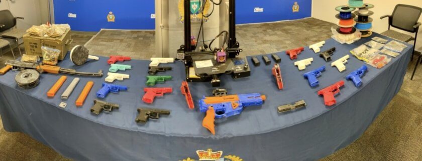 Auswahl an 3D-gedruckten Waffen aus der Durchsuchung