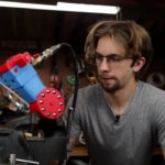 Bowen mit seinem Werk in seiner Werkstatt