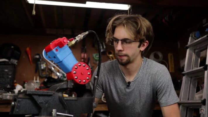 Bowen mit seinem Werk in seiner Werkstatt