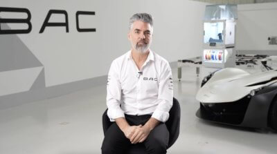 I. Briggs sitzt, dahinter UltiMaker S5 3D-Drucker