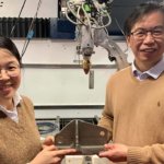 Forscher mit 3D-gedrucktem Teil aus Titanlegierung